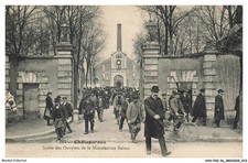 AVNP20-0965-36 - CHATEAUROUX - Sortie des ouvriers de la manufacture balsan