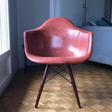 fauteuil vintage design, édition Modernica, en fibre de verre piétement bois fon