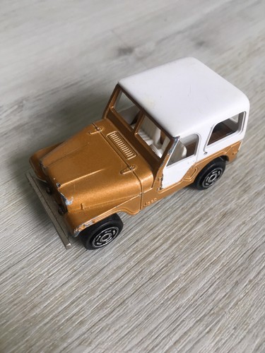 Ancienne jeep bâchée - ancienne,
