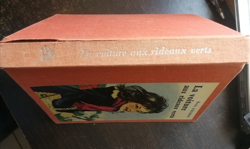 Voiture aux rideaux verts - voiture,