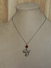 Collier argenté visage Picasso et agate rouge