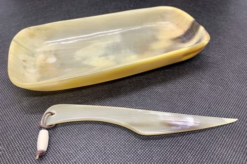 Coupe papier porte - porte, stylo