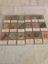 lot de 18 pierres dont 2 fossiles dans leurs boîtes avec leur nom et provenance