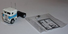 TRUCK'S N' STUFF Tracteur Freightliner COE liv blanche filet bleu Viking HO 1/87