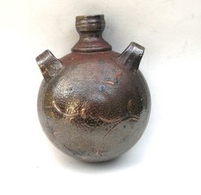 Petite gourde en grès signée