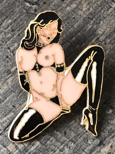 Rare pin femme - pin’s,