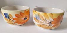 Deux grandes tasses vintage peintes à la main – Fleurs orange et bleues