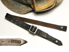 JUGULAIRE CASQUE ALLEMAND WW2 "0/0750/0400" cuir brun, boucle acier