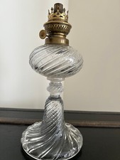 Ancienne lampe pétrole verre torsadé moulé
