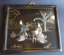 CHINE, XXe siècle PANNEAU en bois laqué noir en relief avec jade pierre etc