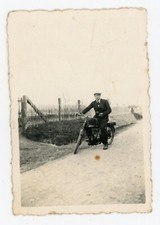 PHOTO SNAPSHOT amateur, un homme sur sa moto ancienne motorbike bécane