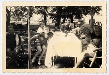 Portrait famille à table jardin - photo ancienne an. 1940