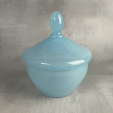 Elégante boite pot couvert verre opaline bleu  Haut.~11.5cm