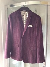 Veste rouge fabriquée par