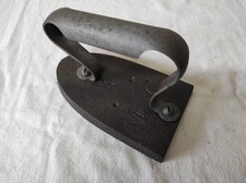 Ancien Fer à repasser en fonte M-C 4   14,5 x 8,5 cm