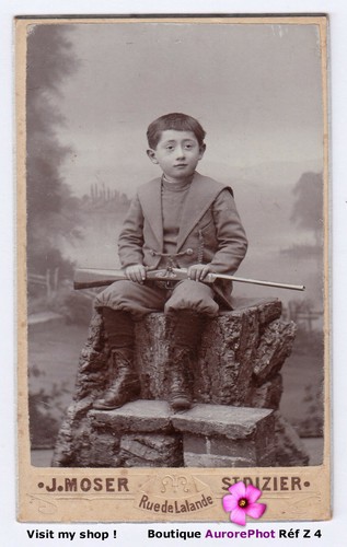 Garçon pose avec - pose,
