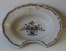 Plat à barbe en faience aux agrafes décor de panier de fleurs