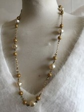Ancien collier doré et imitation perle de culture Vintage années 60 en bon état.