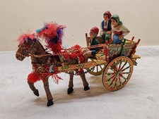 Grande Calèche D'art Populaire Sicilienne Et Personnages  En Bois Et Terre Cuite