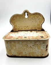 Ancienne Boîte à Allumettes Murale en Tôle - Décor Damier - Patine...