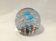Boule presse papier sulfure en verre bullé dauphins