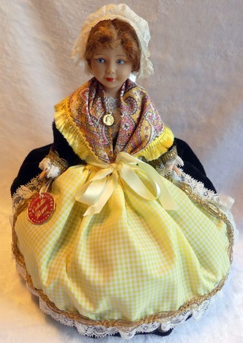 Poupée costume folklorique