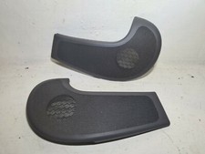 Cache enceinte tableau de bord