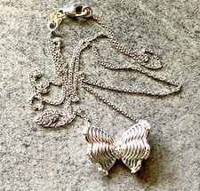 collier en or blanc 750 et diamants papillon