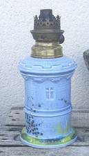 JOLI LAMPE À PÉTROLE ANCIENNE DÉCOR TOUR DE CHÂTEAU BARBOTINE 