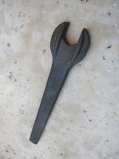 VINTAGE ANTIQUE CAR LUG