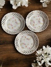 Trio d'Assiettes dentelle ancienne en porcelaine de Paris peintes à la main