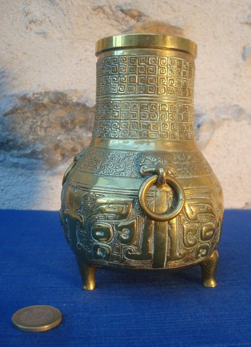 V42 superbe vase bronze gravé - superbe,