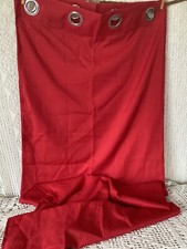 UN RIDEAU À ŒILLETS ROUGE  VOILAGE ( RD01/28/07-23B )