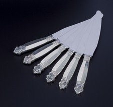 Georg Jensen "Acanthus". Six couteaux à dîner à manche court en argent sterling.
