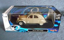 Voiture miniature au 1/18: CITROEN 2CV 1952 de MAISTO, en boîte origine.