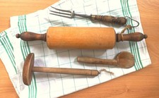 ANCIEN ROULEAU A PATISSERIE AVEC AXE + PILON + CUILLERE A BEURRE + FOURCHETTE