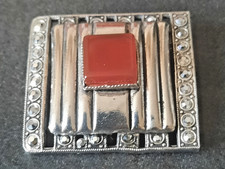 BROCHE EN METAL, PIERRE CORNALINE ET STRASS ANCIENNE
