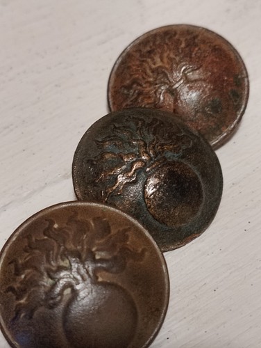Lot trois boutons - de,