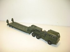 DINKY TOYS, camion militaire berliet porte char a jantes pleines o