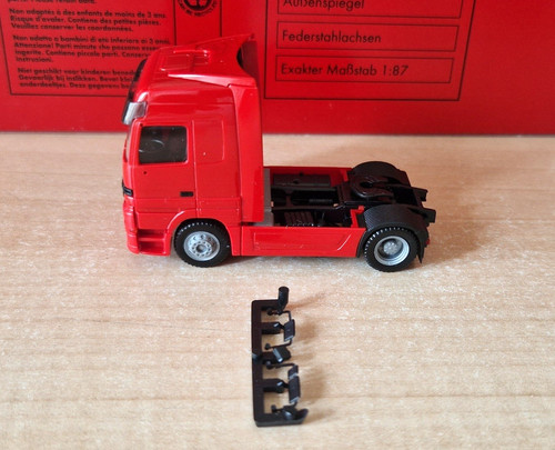 Tracteur routier neutre rouge