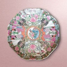 Assiette en porcelaine chinoise du 18e siècle. Ere Chien Lung (1736-1795). Famil