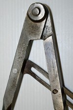 -ANCIEN COMPAS ACIER INITIALES GRAVEES L.C. marque MUTZIG FRAMONT outil ancien