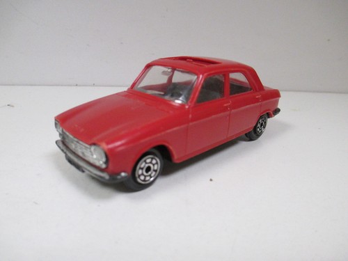 Peugeot 204 rouge red rot - red, par