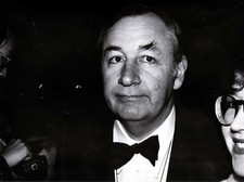 PHILIPPE NOIRET 10 PHOTOS PRESSE DIVERS FILMS DONT LE VIEUX FUSIL, LES SULTANS