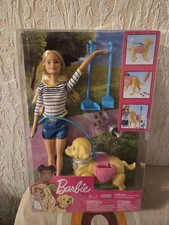 BARBIE PROMENE SON CHIEN