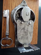 Rare serrure ancienne de coffre en fer forgé avec plaque d entrée c clef et 