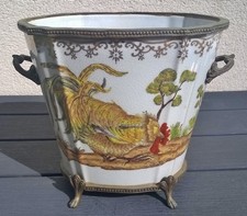 VASE CACHE POT JARDINIERE EN PORCELAINE MONTURE EN LAITON  MARQUÉ G&C 20X15X18CM