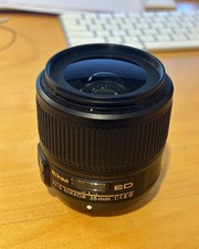 Nikon AF-S DX NIKKOR 35mm f/1,8G Objectif - Noir avec pare-soleil HB-70.