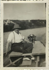 PHOTO ANCIENNE - VINTAGE SNAPSHOT - BATEAU BARQUE MOTEUR PÊCHEUR CHAPEAU - BOAT
