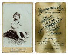 CDV Bébé assis sur coussin